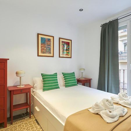 64 Apartment In A Typical Barcelona'S Old Building Buitenkant foto