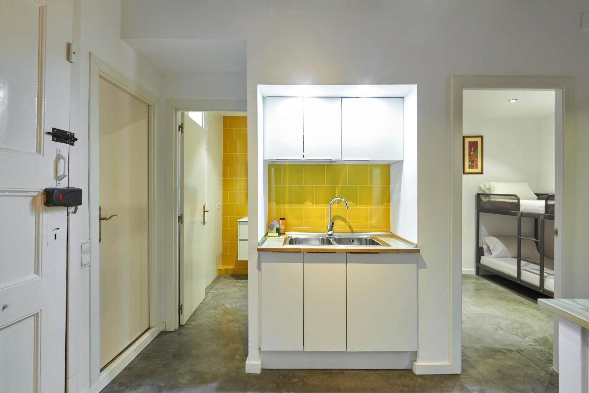 64 Apartment In A Typical Barcelona'S Old Building Buitenkant foto