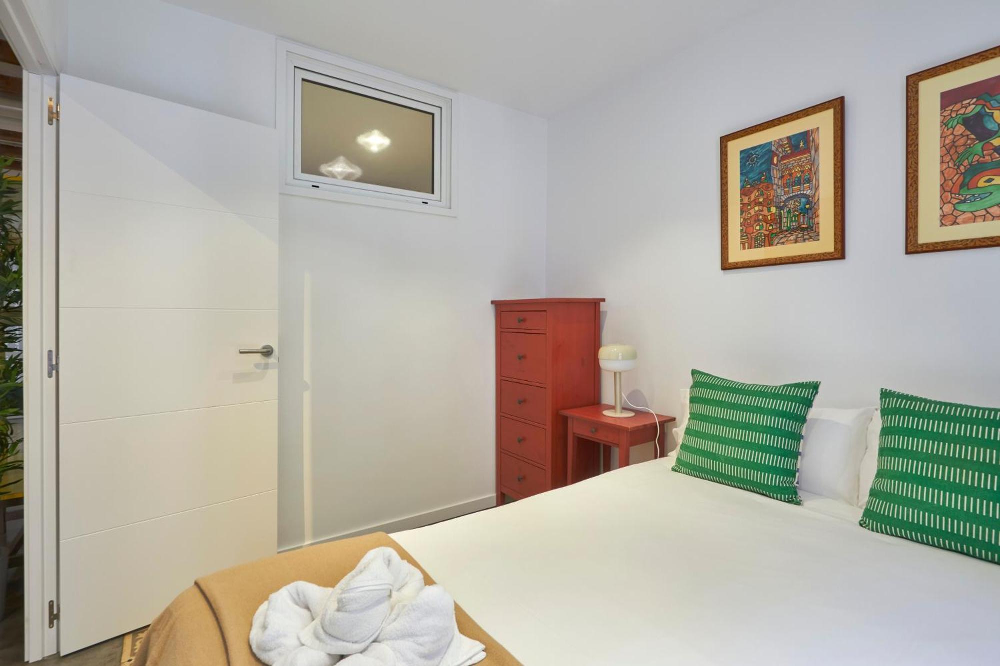 64 Apartment In A Typical Barcelona'S Old Building Buitenkant foto